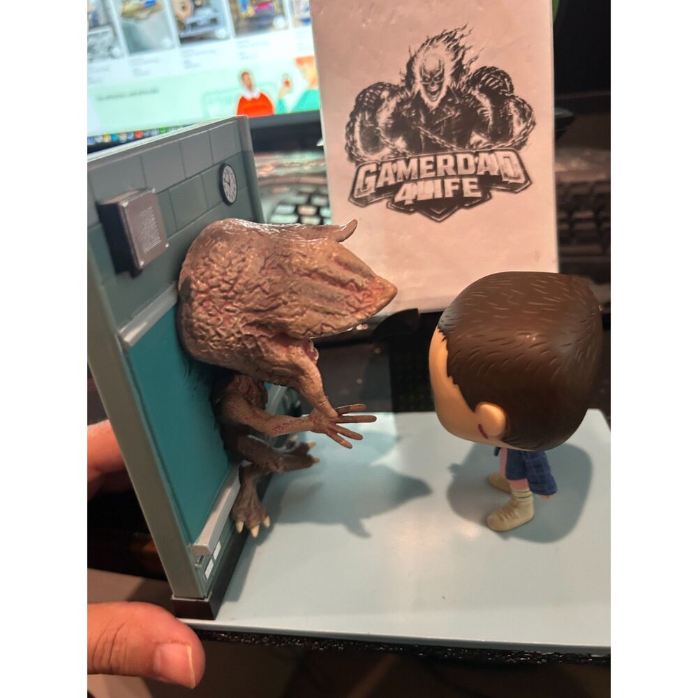 Funko POP! Movie Moments: Stranger Things - Eleven & Demogorgon Figure Bookend